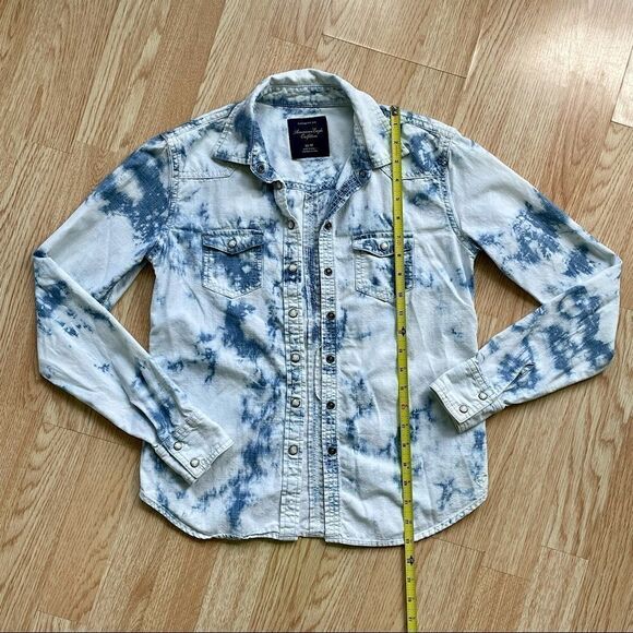 American Eagle Favorite Fit Acid Wash Button Down Shirt - Picture 6 of 11